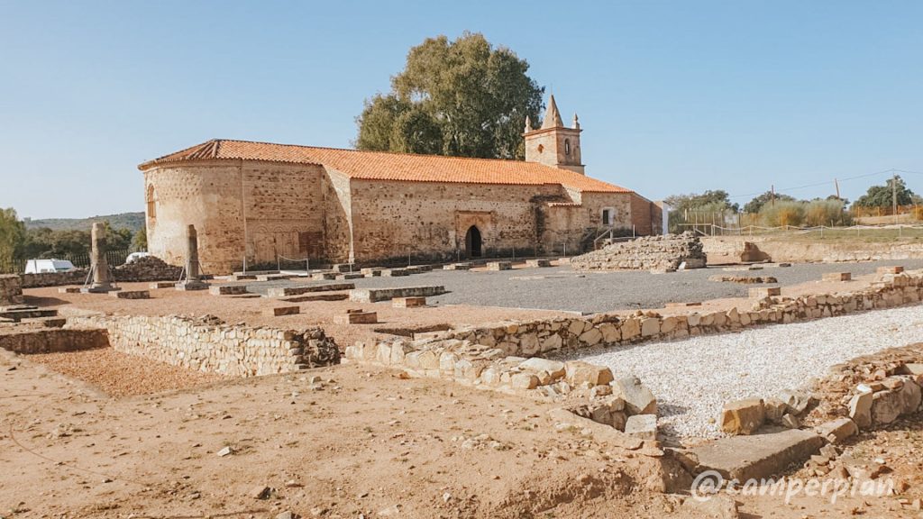 Ermita de San Mamés junto a los restos de la ciudad romana de Arucci Turobriga, Aroche. Sierra de Huelva en autocaravana.