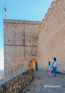Puerta de acceso al castillo de Santaolalla del Cala