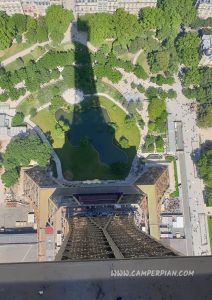 Sombra de la Torre Eiffel. Viaje a París